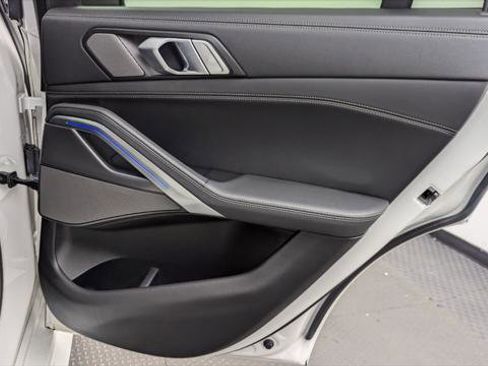 Used 2023 BMW X6 xDrive40i w/ M Sport Package image 19