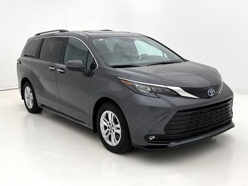 Used 2025 Toyota Sienna XLE w/ XLE Plus Package AWD/4WD image 2