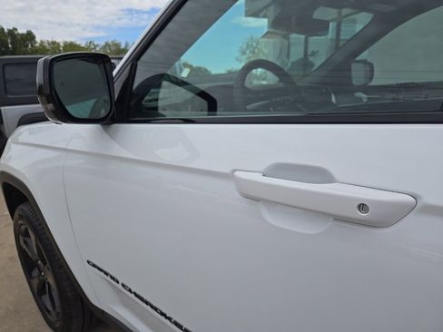 New 2025 Jeep Grand Cherokee L Limited w/ Luxury Tech Group II image 28