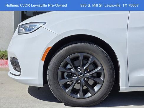 Certified 2021 Chrysler Pacifica Touring-L w/ S Appearance Package image 8