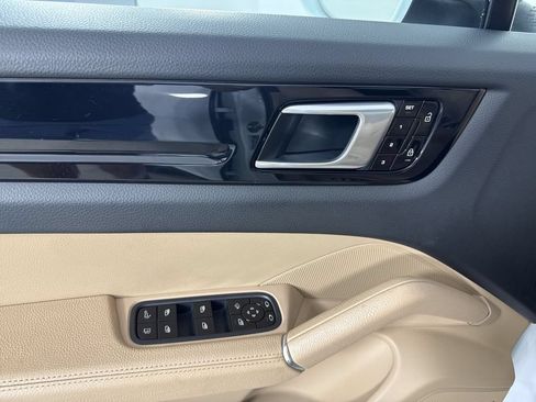 Certified 2021 Porsche Cayenne E-Hybrid AWD/4WD image 33
