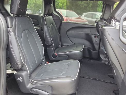 Used 2024 Chrysler Pacifica Limited w/ Uconnect Theater Family Group FWD image 16