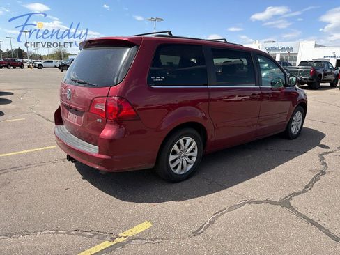 Used 2014 Volkswagen Routan SE FWD image 3
