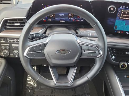 Used 2025 Chevrolet Suburban Z71 image 10