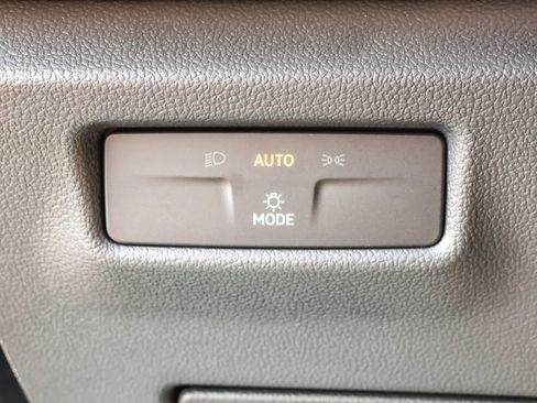 Used 2025 Volkswagen Tiguan SE image 17