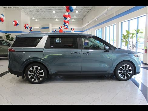 Used 2022 Kia Carnival EX FWD image 4