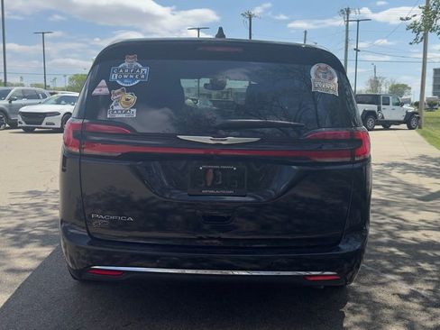 Used 2025 Chrysler Pacifica Select FWD image 5