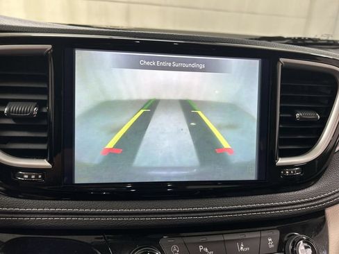 Used 2023 Chrysler Pacifica Touring-L AWD/4WD image 15