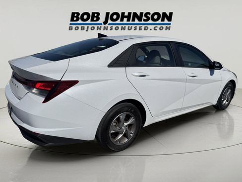 Used 2022 Hyundai Elantra SE FWD image 3