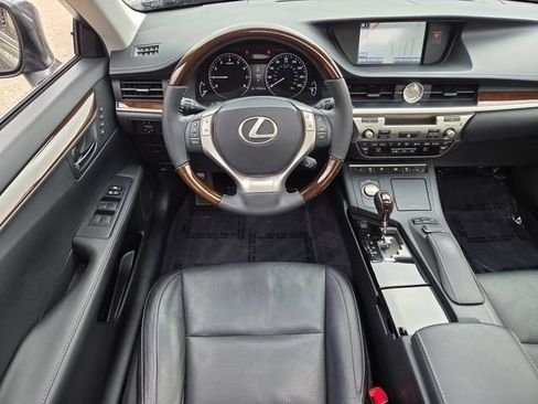 Used 2014 Lexus ES 350 w/ Luxury Package FWD image 4