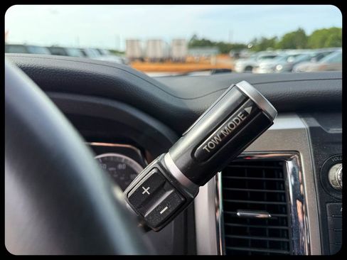 Used 2019 Nissan Titan SV RWD image 26