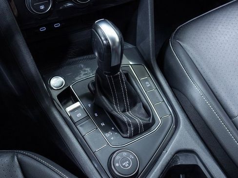 Used 2021 Volkswagen Tiguan SE image 17