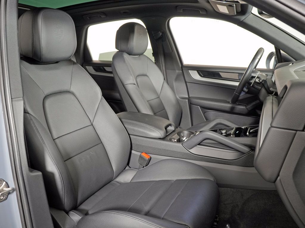 Certified 2024 Porsche Cayenne AWD/4WD image 44