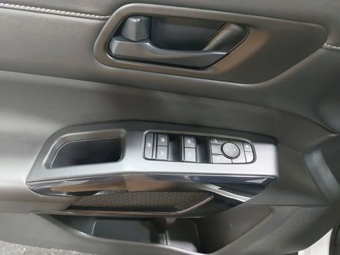 Used 2025 Nissan Pathfinder SV image 28