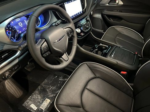 New 2026 Chrysler Pacifica Limited w/ S Appearance Package image 9