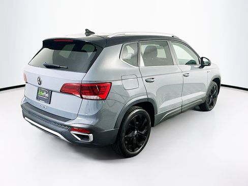 Used 2023 Volkswagen Taos SE w/ Panoramic Sunroof Package FWD image 9