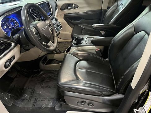 Used 2023 Chrysler Pacifica Touring-L FWD image 15
