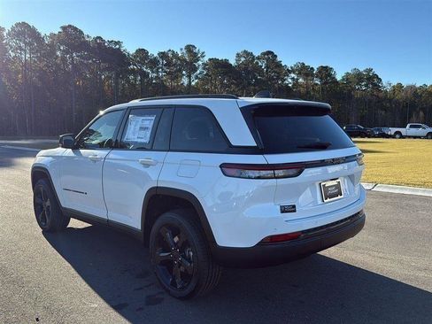 New 2025 Jeep Grand Cherokee Altitude image 5