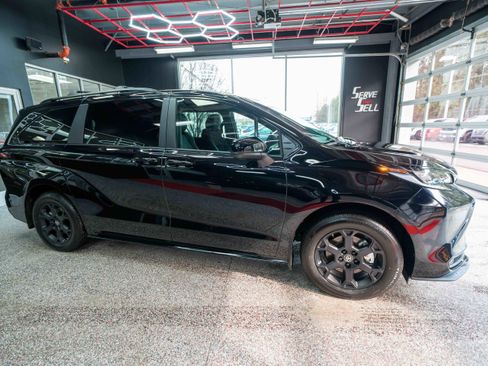 Used 2025 Toyota Sienna XLE Woodland Edition image 5