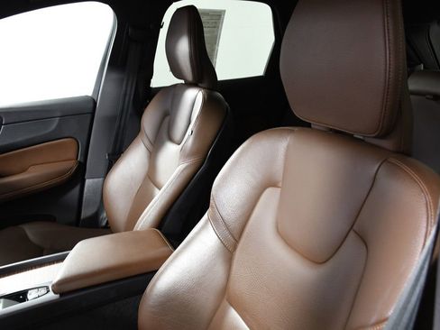 Used 2023 Volvo XC60 T8 Plus image 17