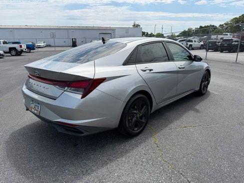 Used 2022 Hyundai Elantra SEL w/ Cargo Package FWD image 3