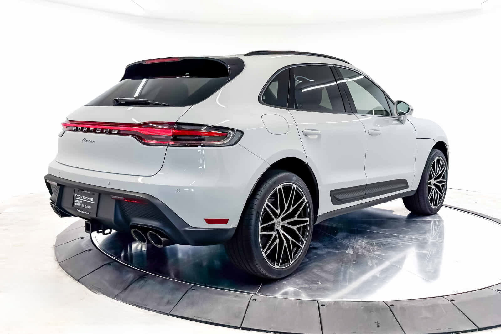 Certified 2026 Porsche Macan AWD/4WD image 9