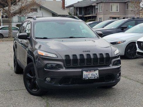 Used 2018 Jeep Cherokee Latitude w/ Altitude Package image 28