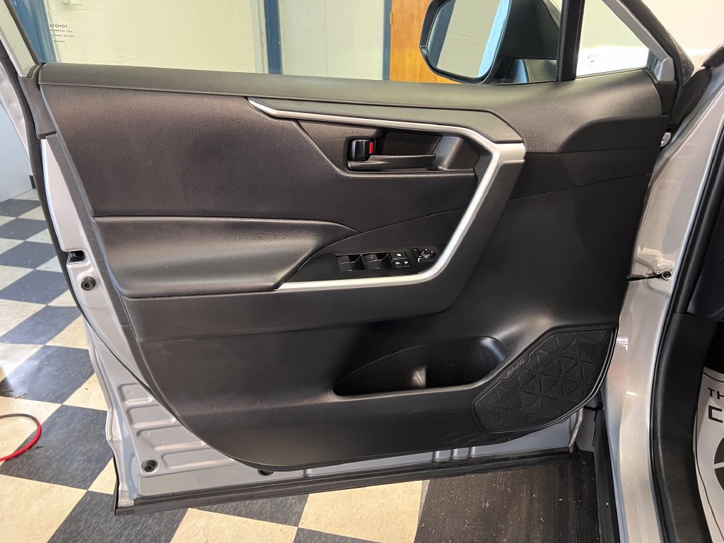 Used 2025 Toyota RAV4 LE AWD/4WD image 30