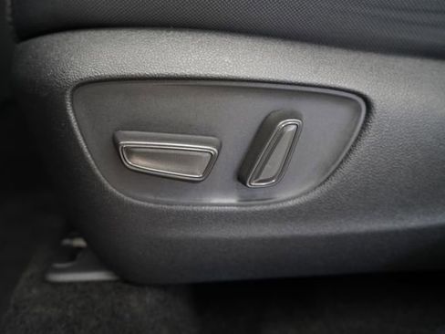 Used 2024 Toyota Highlander LE AWD/4WD image 13