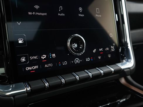 Used 2025 GMC Yukon XL Denali w/ Sun & Power Step Package AWD/4WD image 29