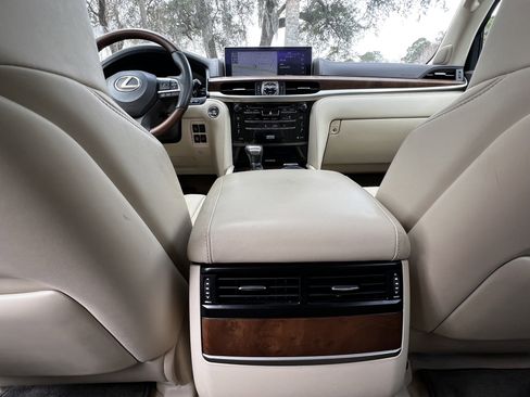 Used 2020 Lexus LX 570 4WD w/ Luxury Package image 38