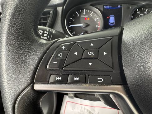 Used 2018 Nissan Rogue SV image 15