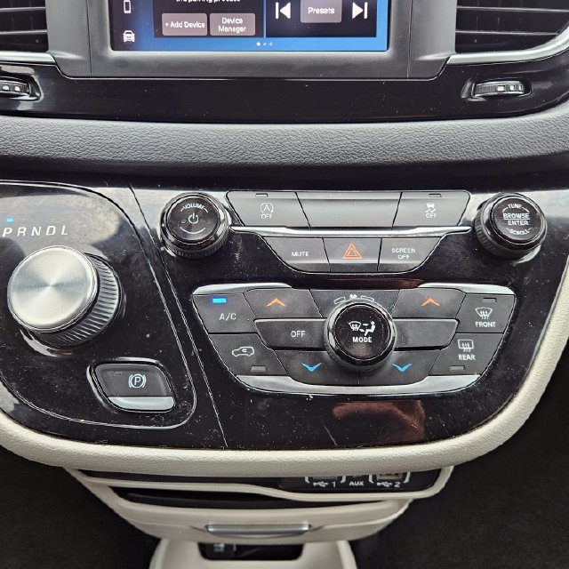 Used 2022 Chrysler Voyager LX FWD image 31