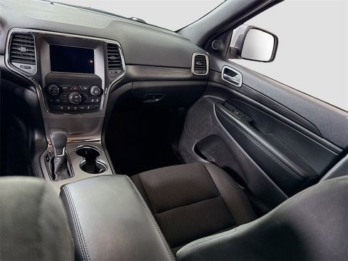 Used 2019 Jeep Grand Cherokee Laredo w/ Security & Convenience Group image 15