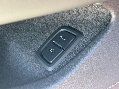 Used 2021 Chevrolet Corvette Stingray Coupe w/ Z51 Performance Package image 18