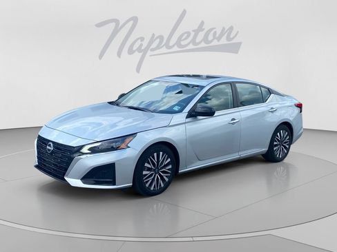 Used 2024 Nissan Altima 2.5 SV w/ SV Premium Package FWD image 1