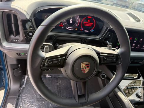 Used 2025 Porsche Cayenne AWD/4WD image 11