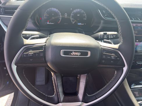 Used 2024 Jeep Grand Cherokee Limited AWD/4WD image 16