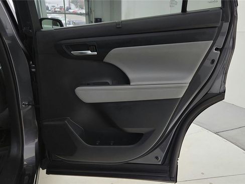 Certified 2023 Toyota Highlander XLE image 23