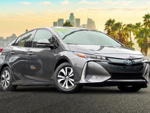 Used 2018 Toyota Prius Prime Plus FWD image 2