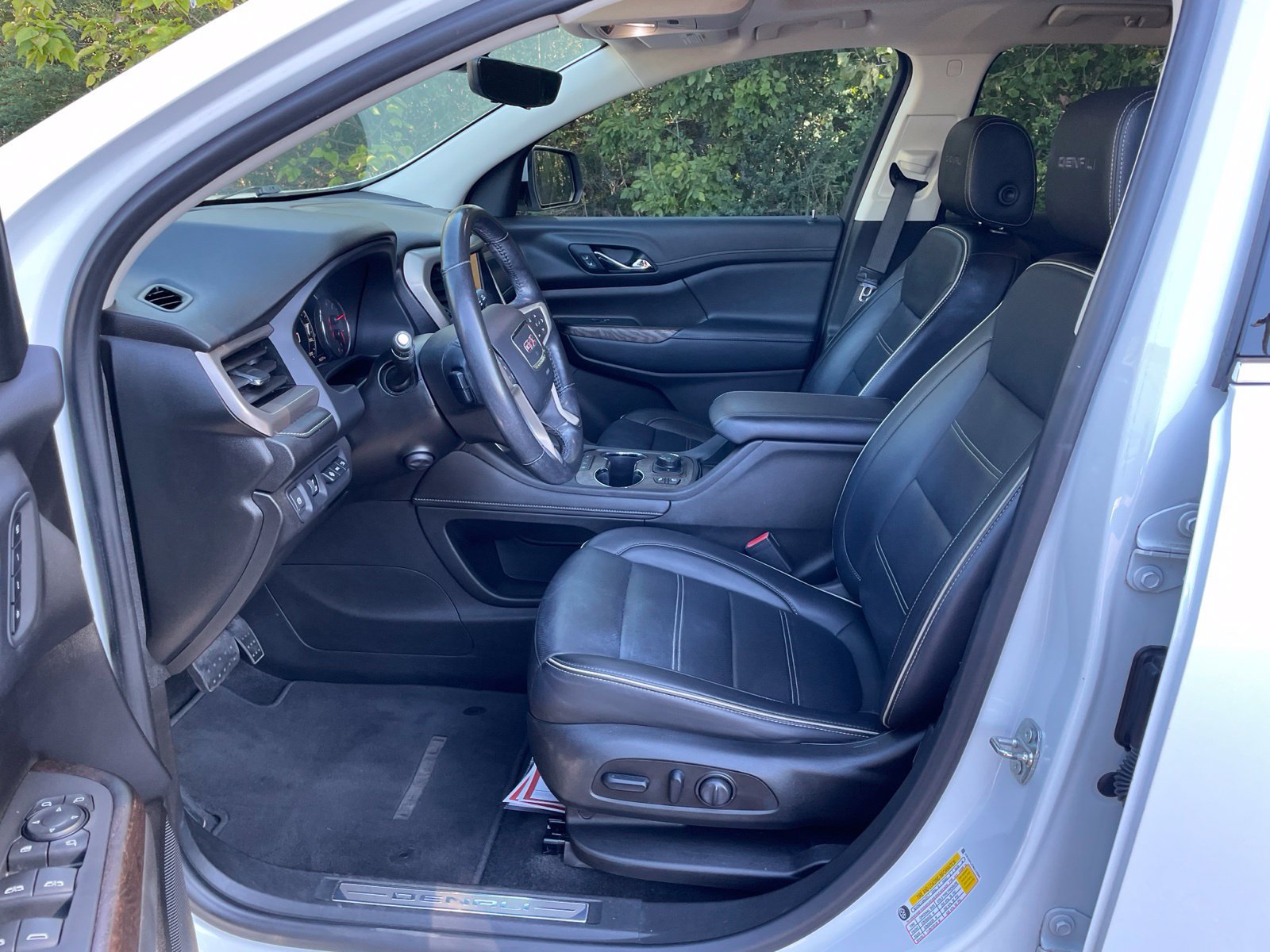 Used 2021 GMC Acadia Denali w/ Denali Technology Package FWD image 18