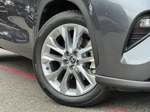 Used 2020 Toyota Highlander Limited AWD/4WD image 2