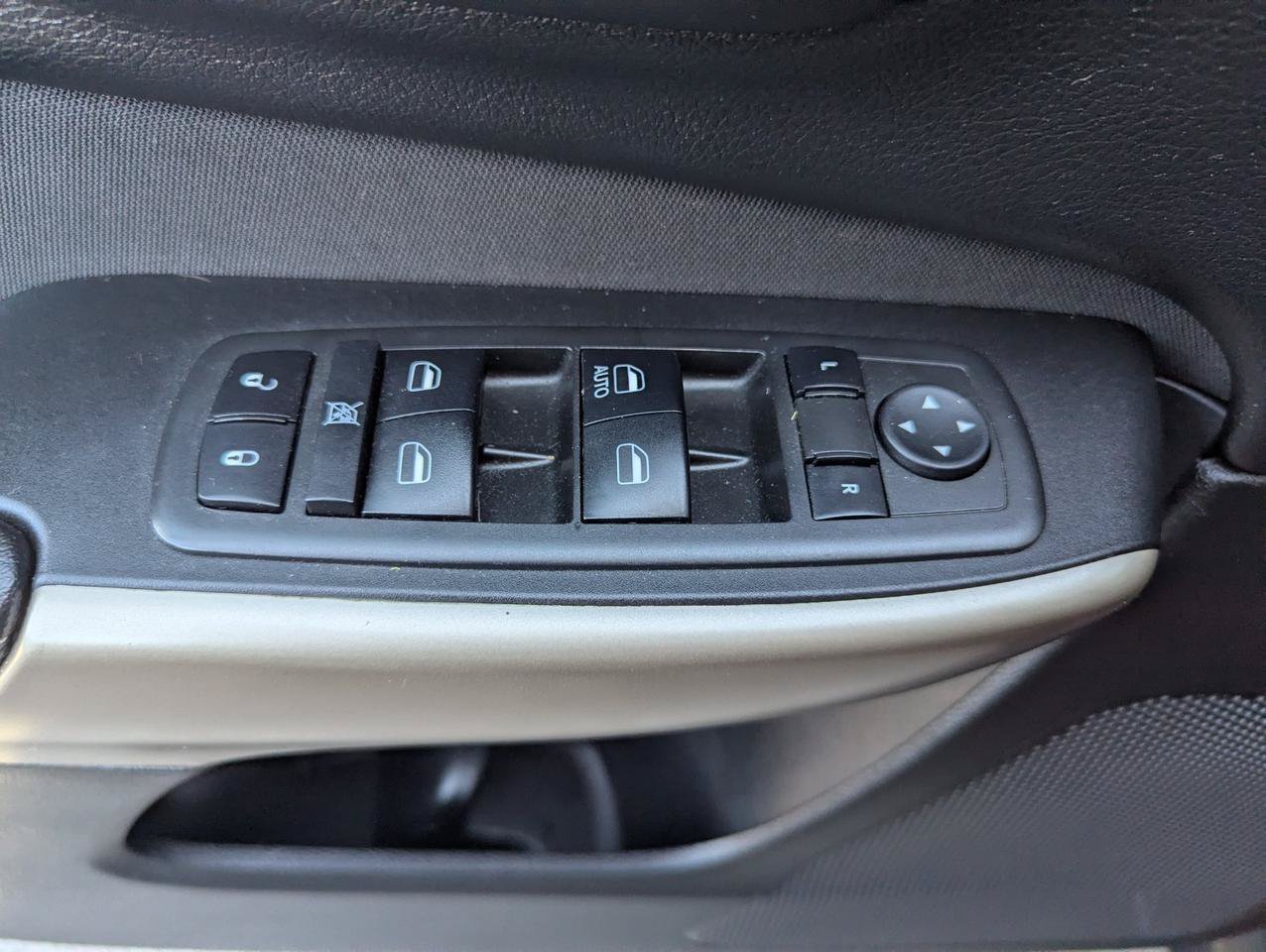Used 2018 Jeep Cherokee Latitude w/ Cold Weather Group AWD/4WD image 10