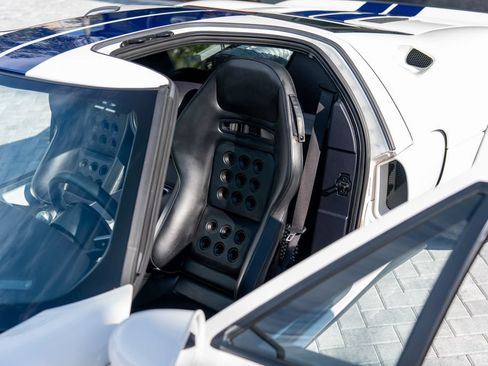 Used 2005 Ford GT RWD image 16