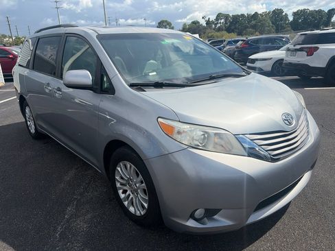 Used 2017 Toyota Sienna XLE FWD image 1