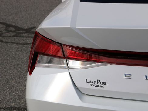 Used 2022 Hyundai Elantra SEL image 6