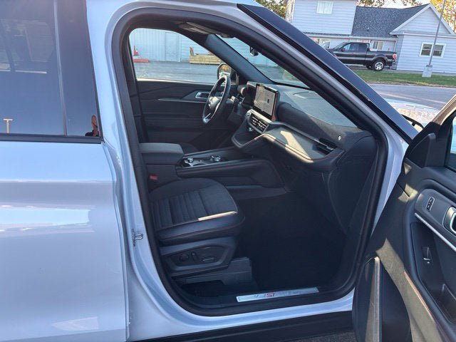 Used 2026 Ford Explorer ST-Line w/ ST-Line Street Pack AWD/4WD image 6