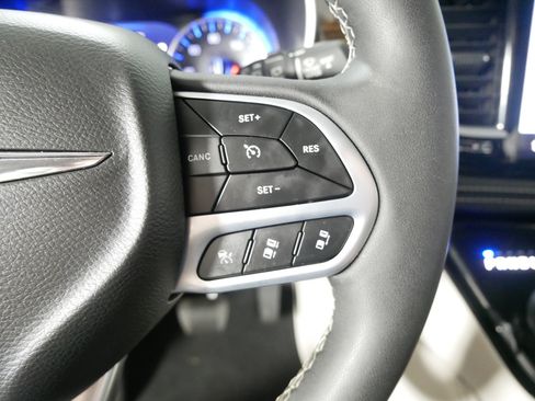 Used 2023 Chrysler Pacifica Limited AWD/4WD image 28