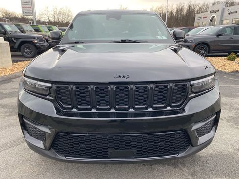 Used 2025 Jeep Grand Cherokee Altitude image 8