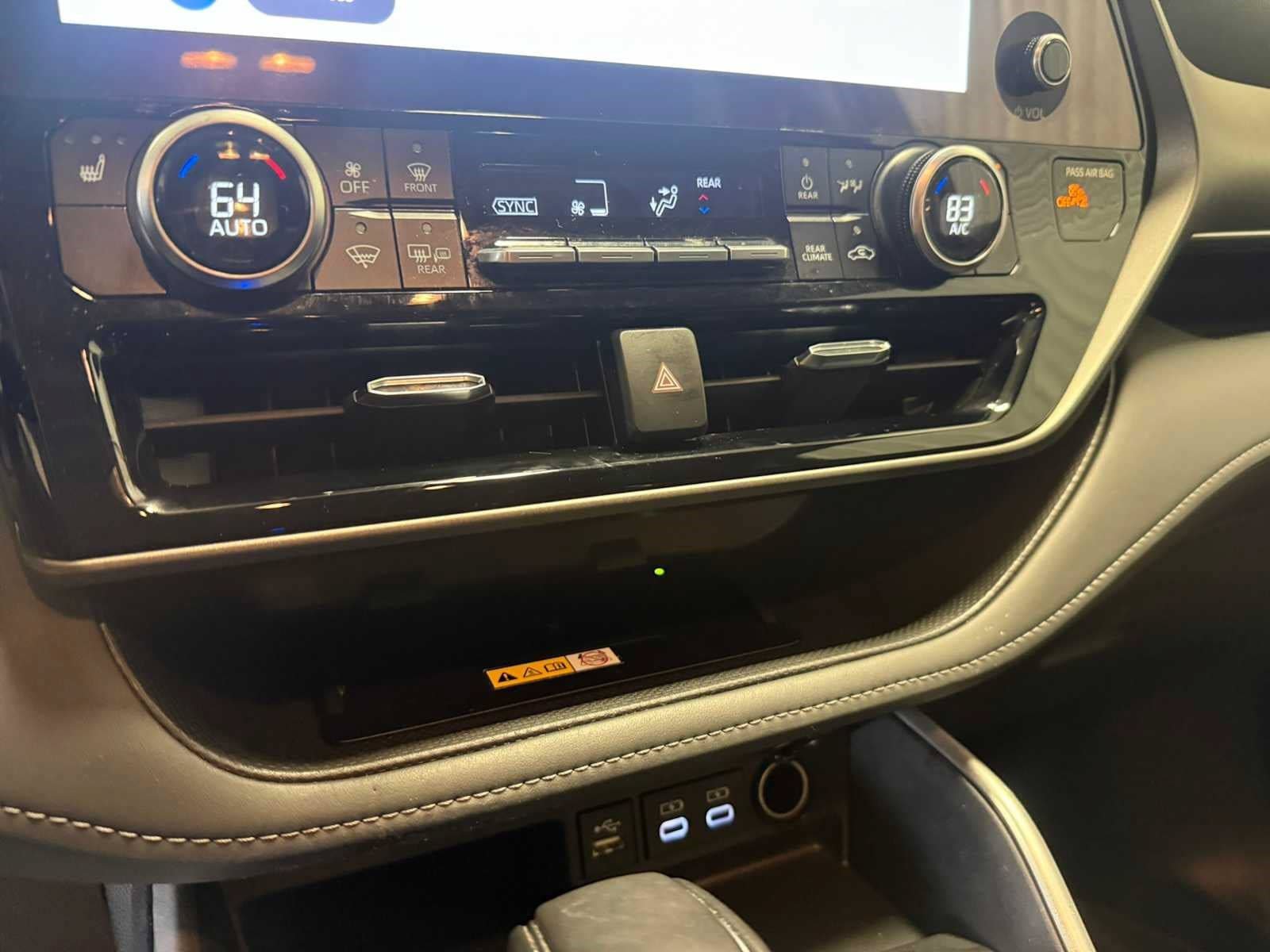 Used 2024 Toyota Highlander XLE AWD/4WD image 35